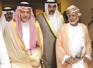 الامير سعود الفيصل ويوسف بن علوي والشيخ صباح الخالد قبيل مشاركتهم في الاجتماع افپ
