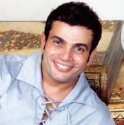 إلهام شاهين ويسرا وبوسي وعمرو دياب في بيت شفيق