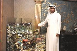 سامي الصالح مع مجموعته من الصابون﻿