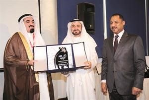 ودرع تكريمية الى محمد العبيلان من الوزير﻿