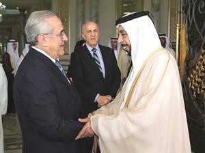 رئيس دولة الامارات العربية الشيخ خليفة بن زايد ال نهيان مستقبلا الرئيس اللبناني ميشال سليمان في الامارات امس محمود الطويل