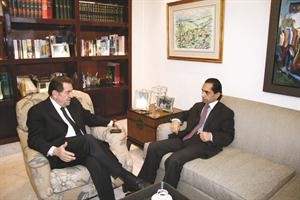 النائب بطرس حرب خلال حواره مع الزميل منصور شعبان محمود الطويل