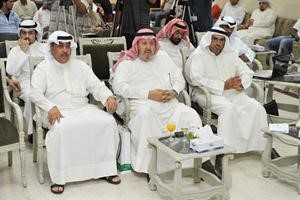 الزميلان عدنان الراشد وفيصل القناعي يتابعان وقائع المؤتمر الصحافي