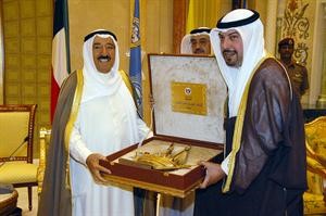 صاحب السمو الامير يتسلم درعا تذكارية من الشيخ طلال الفهد﻿