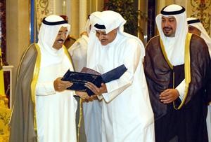 سمو الامير يتسلم نسخة من كتاب الحكم الدولي السابق سعد كميل﻿