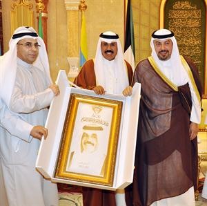 سمو ولي العهد يتسلم هدية تذكارية من الشيخ طلال الفهد﻿