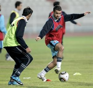 لاعب الازرق طلال العامر خلال احد التدريبات﻿