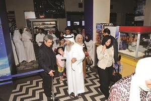 ممجبل المطوع متحدثا للضيوف قبل بدء الفيلم
