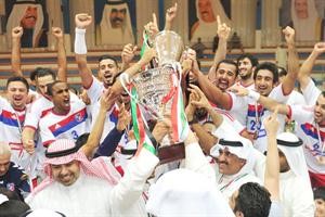 فرحة لاعبي الكويت بالكاس بمشاركة نائب رئيس نادي القادسية خالد الفهد	عادل يعقوب﻿