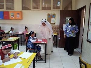 الكندري متفقدا احدى اللجان