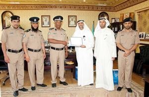 العميد عبداللطيف الوهيب يتسلم الدرع التكريمية من فهاد القحطاني ﻿