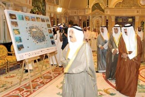 صاحب السمو الامير الشيخ صباح الاحمد يطالع خريطة تبين القيعان لجزر قاروه وام المرادم وكبر