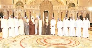 صاحب السمو الامير الشيخ صباح الاحمد وسمو ولي العهد الشيخ نواف الاحمد واحمد السعدون وسمو رئيس الوزراء الشيخ جابر المبارك في صورة تذكارية مع الشيخة امثال الاحمد وفريق سنيار﻿