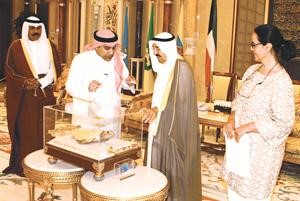 صاحب السمو الامير الشيخ صباح الاحمد يطلع على احد مشاريع الحملة﻿