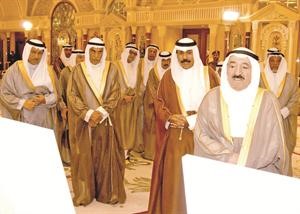 صاحب السمو الامير يطلع على خرائط خاصة بالحملة بحضور سمو ولي العهد واحمد السعدون وسمو رئيس الوزراء وعدد من الحضور﻿