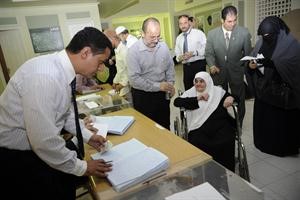  جاءت على كرسي متحرك لتدلي بصوتها هاني عبدالله