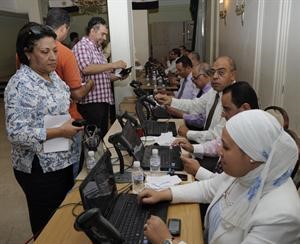 ناخبة تدلي بصوتها