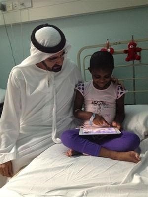 الشيخ محمد بن راشد ال مكتوم خلال زيارته للطفلة ميرة حمد سعود شقيقة الضحية وديمة 