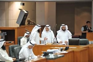 محمد الخليفة متوسطا داحمد مطيع وعبدالله البرغش على المنصة