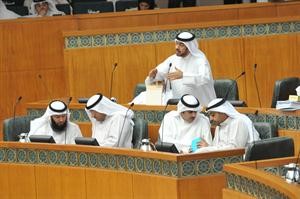 حديث جانبي بين وزير الاعلام الشيخ محمد العبدالله وخالد الطاحوس