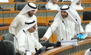 محمد الدلال وعبداللطيف العميري يحاولان تهدئة النائب عبدالرحمن العنجري