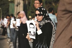 الالاف يرفعون صورة خالد سعيد خلال الوقفة الصامتة لاحياء الذكرى الثانية لوفاته في الاسكندرية امس﻿