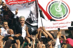 حمدين صباحي مرفوعا على الاعناق خلال احياء الذكرى الثانية لوفاة خالد سعيد امام مسجد القائد ابراهيم بالاسكندرية امس 	رويترز