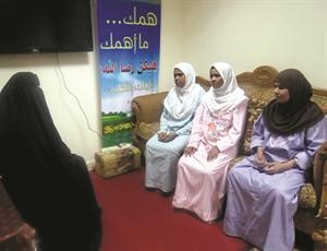 مشرفة المركز مع المهتديات
