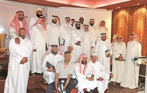 البلالي يتوسط المعتمرين
