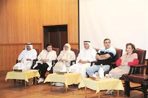 معلي اليوحة وكاملة العياد مع اعضاء لجنة مسرح الطفل اثناء المؤتمر الصحافي﻿
