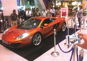 «McLaren 2012 »  من «الوطني» تواصل خطف الأنظار في مطار الكويت الدولي