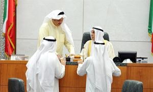 محمد الجويهل بعد ان قدم استجوابه الى رئيس مجلس الامة احمد السعدون على المنصة اثناء سير جلسة المجلس امس متين غوزال