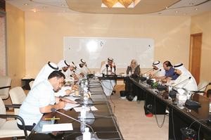 الاعضاء جنان بوشهري وعبدالله الكندري وعبدالله العنزي خلال المؤتمر الصحافي اسامة ابوعطية
