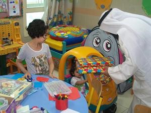 تقديم هدية لاحدى الزهرات في مستشفى الاميري﻿