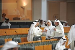 نقاش بين مرزوق الغانم ودعبدالله الطريجي ورياض العدساني ودمحمد الكندري
