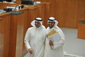ابتسامة مشتركة بين الشيخ محمد العبدالله وفيصل اليحيى
