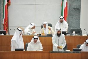 الرئيس احمد السعدون في حديث مع مرزوق الغانم وبجانبهما دمحمد الهطلاني ويبدو مسلم البراك عند الامانة العامة 