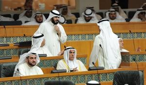 احمد السعدون بين صفوف النواب في مقعده القديم وبجانبه دمحمد الكندري ويبدو اسامة المناور
