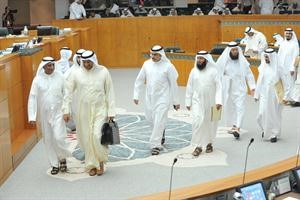 دعلي العبيدي وشعيب المويزري والنواب والوزراء يدخلون القاعة
