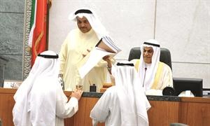 الرئيس احمد السعدون يسلم الامين العام استجواب محمد الجويهل لوزير الداخلية الذي قدمه على المنصة خلال سير الجلسة
