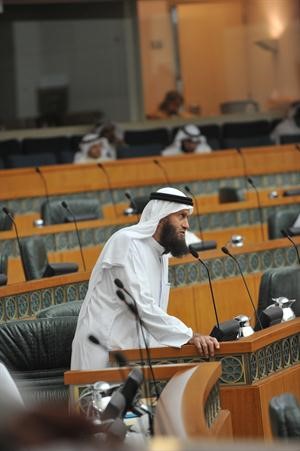 خالد السلطان متحدثا
