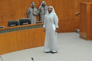 فيصل الدويسان يحمل اوراقه
