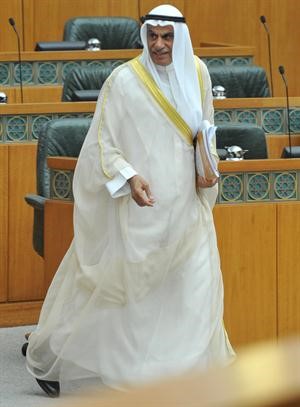 السعدون مغادر مقاعد النواب في اتجاه المنصة متين غوزال