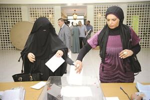 مصريتان تسقطان استمارتي التصويت داخل الصندوق