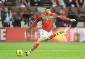 مشجعو المنتخب البرتغالي ياملون في اقتناص نجمهم كريستيانو رونالدو هدفا من ركلة ثابتة