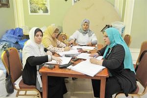 موظفات السفارة يعملن بكل همة
