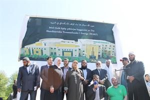 لقطة تذكارية لضيوف المؤتمر امام لوحة تشير الى موقع المركز الاسلامي في مالمو﻿