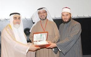 دعصام الفليج ودرع تذكارية﻿