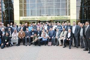 المشاركون في المؤتمر في لقطة تذكارية﻿