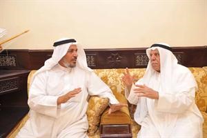 ناصر العجمي متحدثا للزميل منصور الهاجري